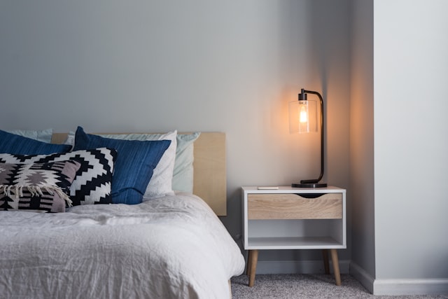 Rustige slaapkamer met ochtendlicht